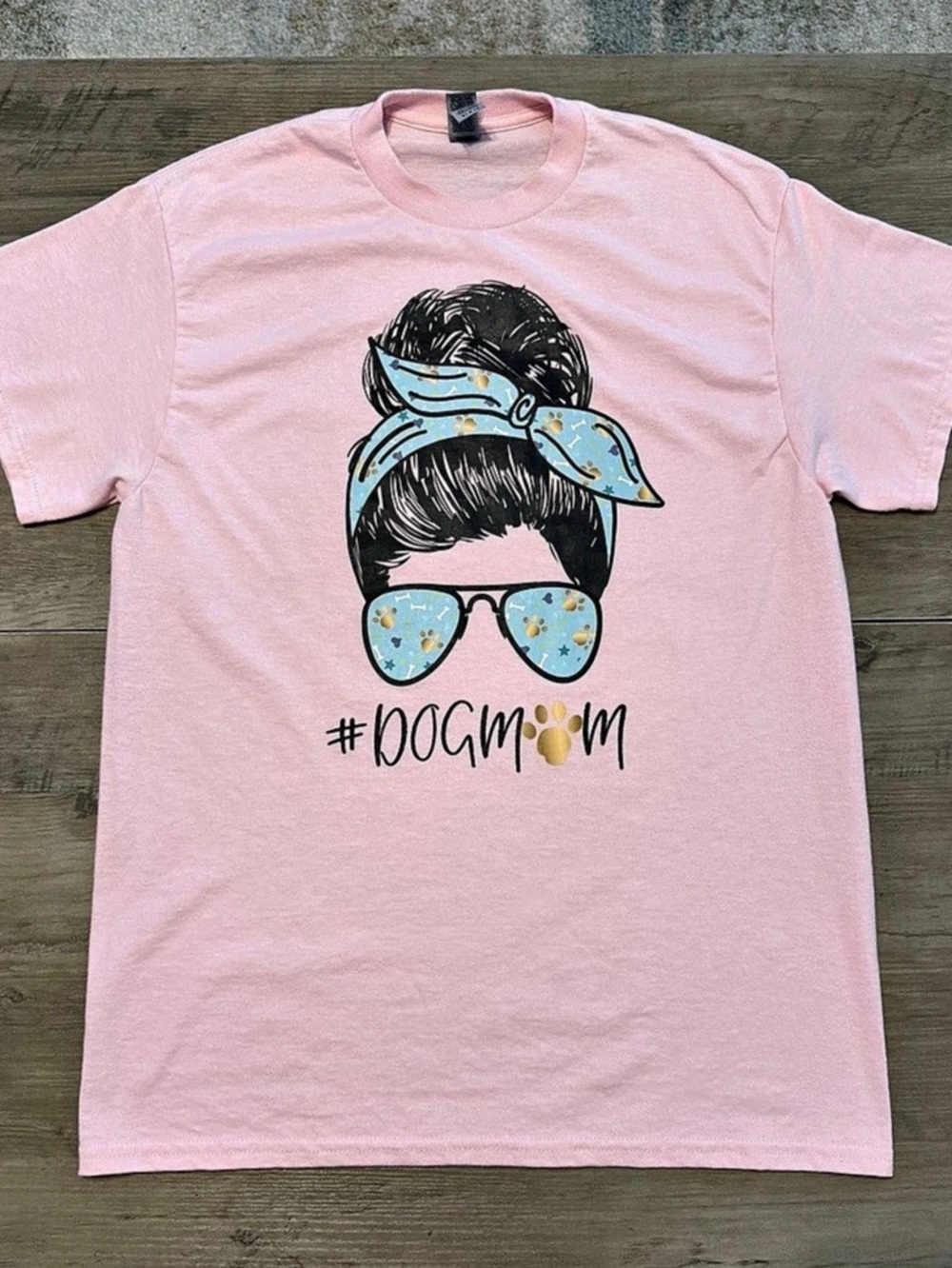 Light Pink DOG MOM Graphic T-Shirt- Size Medium